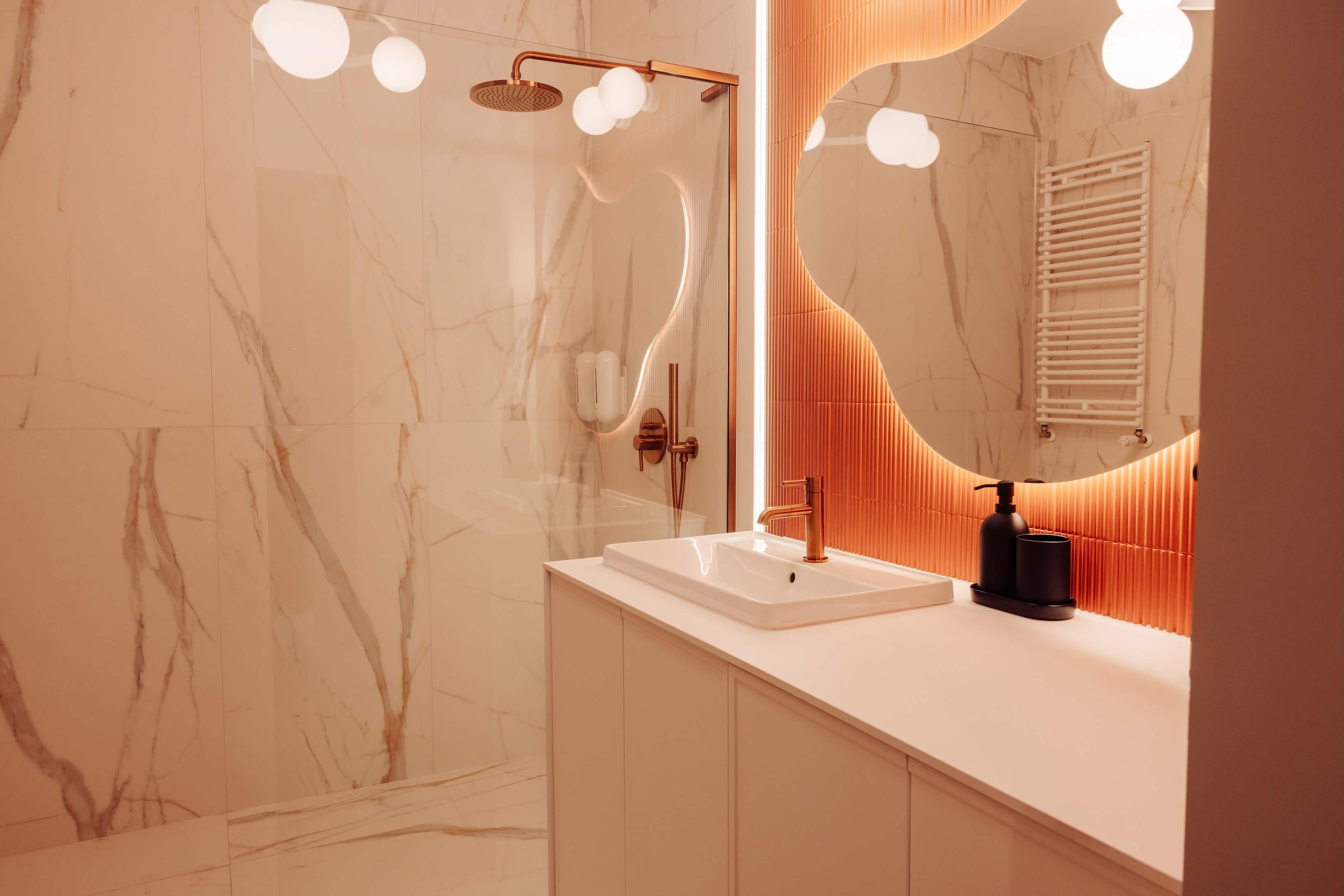 Elegancka łazienka z prysznicem walk-in