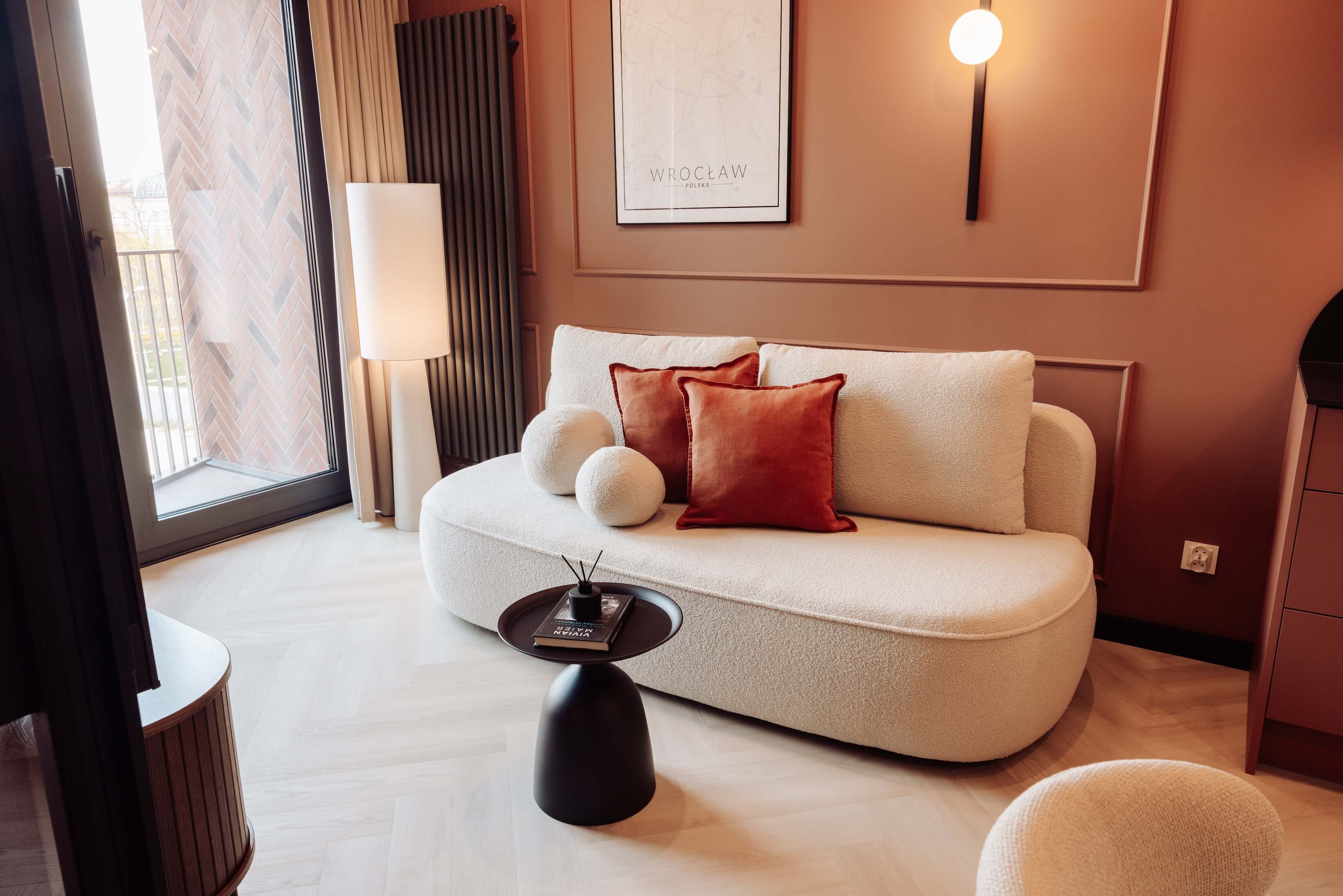 Przytulny salon z sofą i dekoracjami