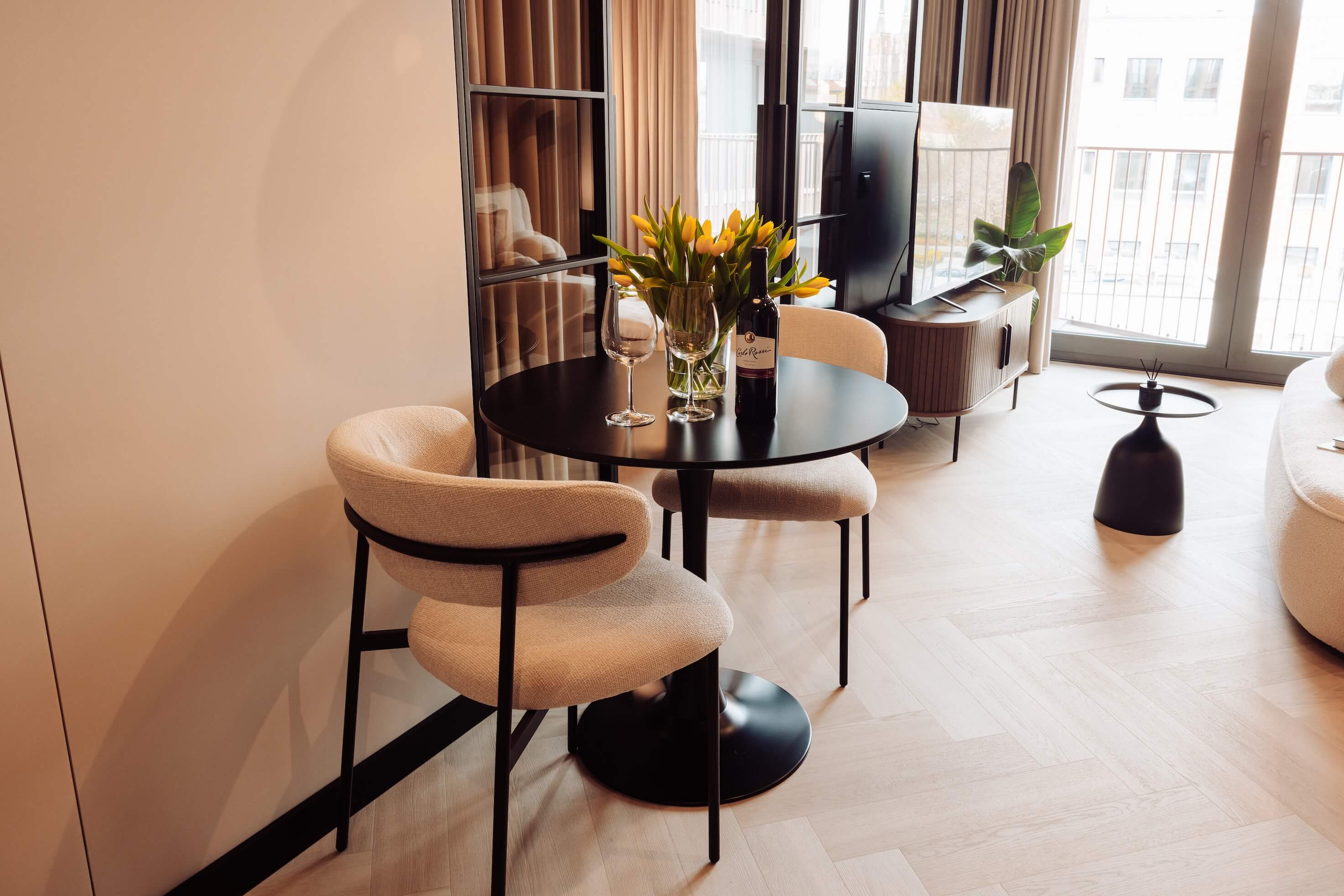 Elegancka jadalnia z tulipanami i widokiem na salon